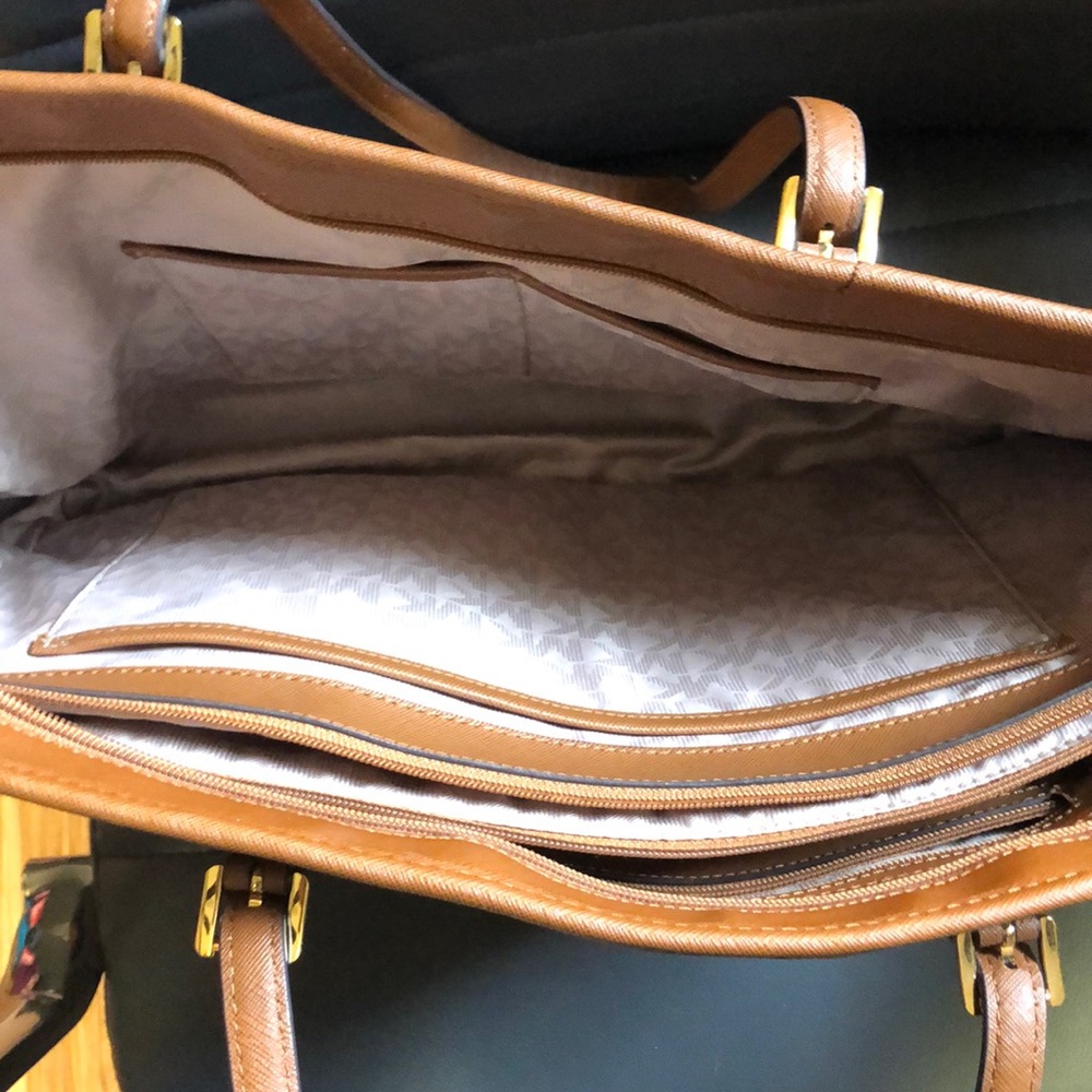 Michael Kors Jetset Tote - Picture 3 of 4